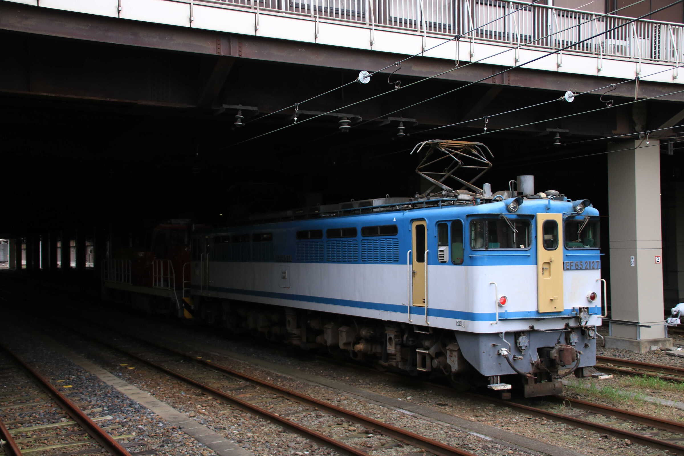 単8253列車(種別変更 : 貨物列車, 専貨A) OM出場 EF65-2127①[新]<臨A991>+HD300-8②[新]