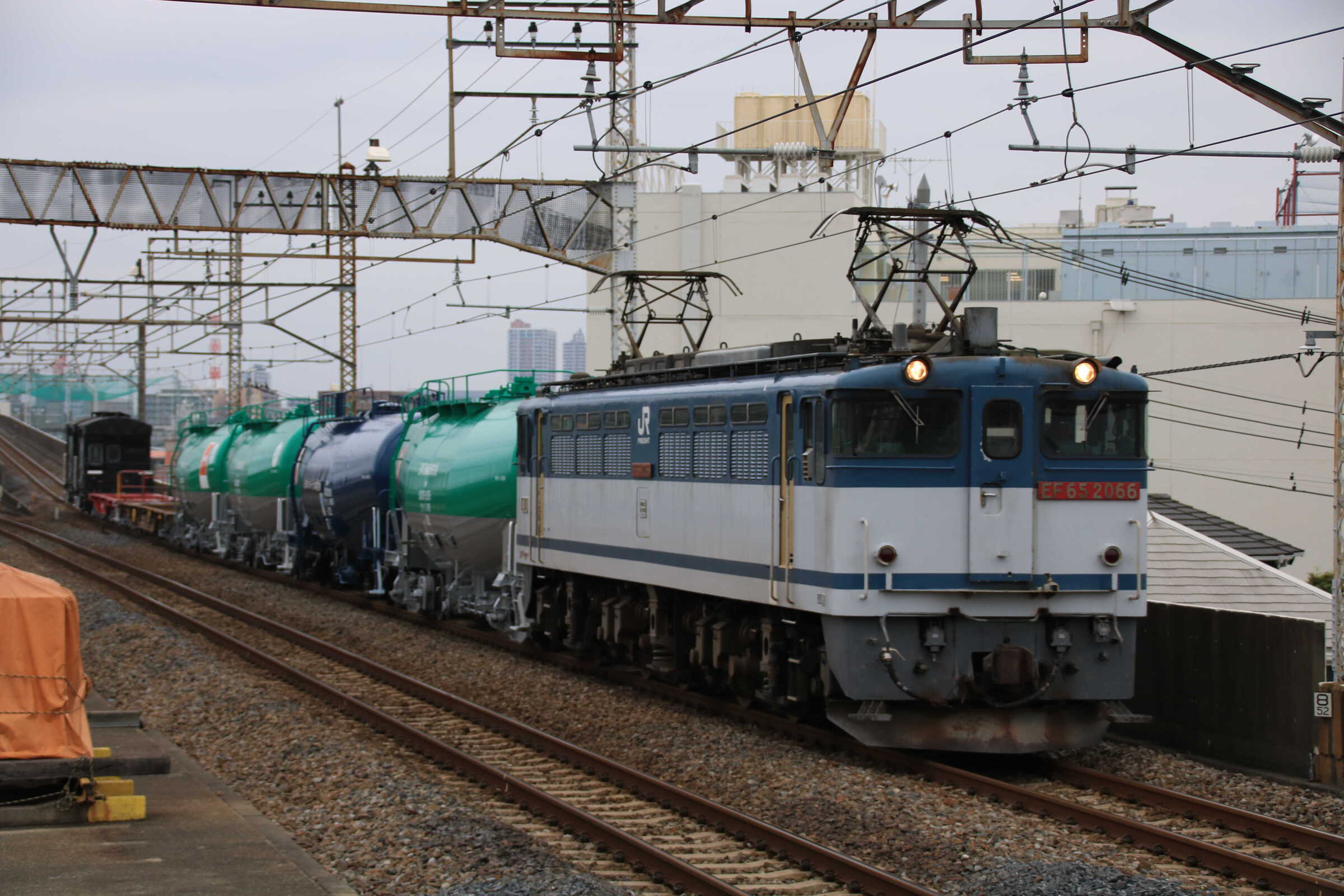 配6794列車 EF65-2066②[新]+タキ4B+コキ2B+ヨ2B