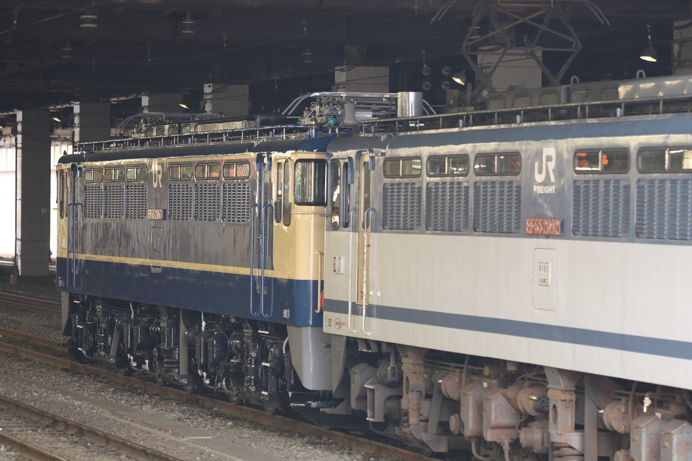 入換〜単8253列車(列車種別変更 : 専貨A) OM出場 EF65-2092[新]+Nム EF65-2067[新]