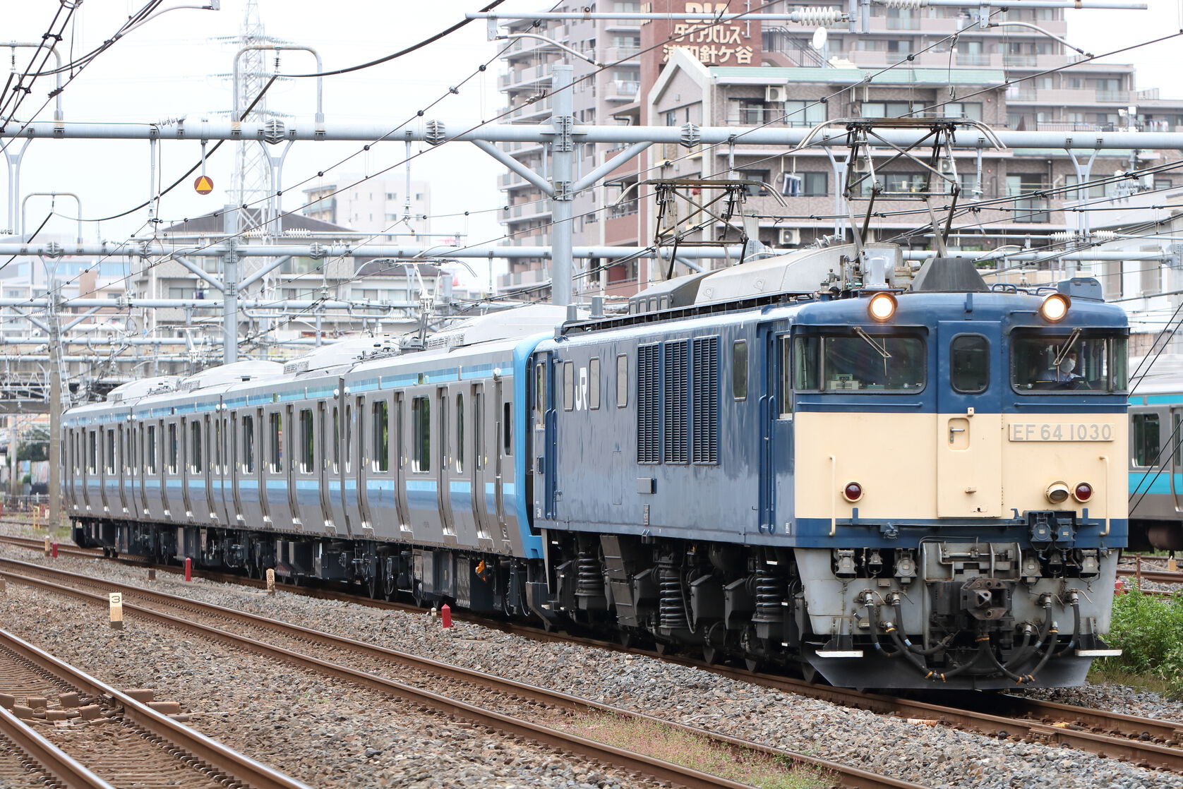 配9644列車(大宮→鶴見) J-TREC新津事業所出場配給 EF64-1030[長岡]+E131系 横コツG-05編成